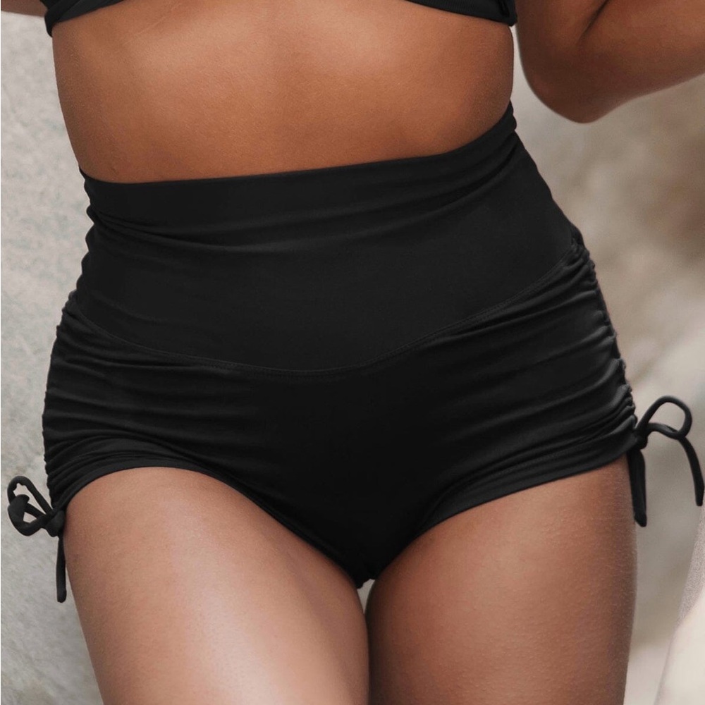 Mika Yoga Wear High-Waist side tie yoga shorts size small